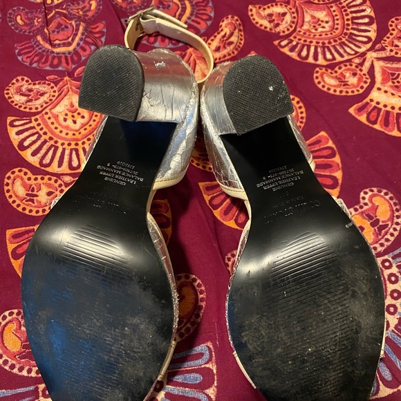 Distressed silver leather shoes with cream accent, wear them two ways! - Picture 4 of 6